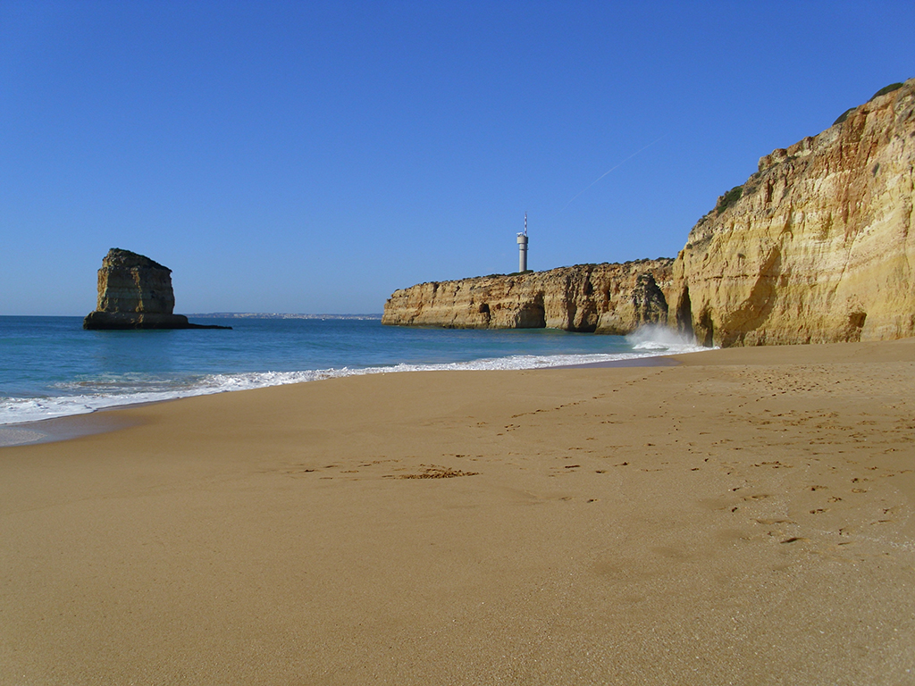 Praia dos Caneiros - Felsenstrand und Felsen im Meer
