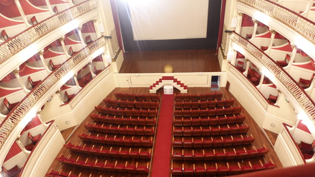 Teatro Municipal Baltazar DiasBlick von der oberen, hinteren Balkonreihe hinab in den Theatersaal Richtung Bühne