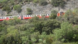 Bahnstrecke oberhalb des Douro - Blick auf einen vorbeifahrenden Zug