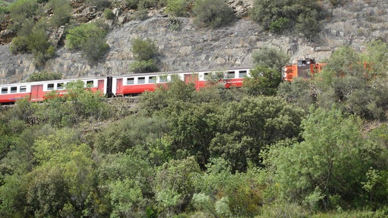 Bahnstrecke oberhalb des Douro - Blick auf einen vorbeifahrenden Zug