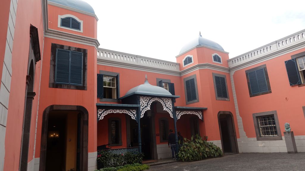 Ausdrucksstarke, rote Außenfassade