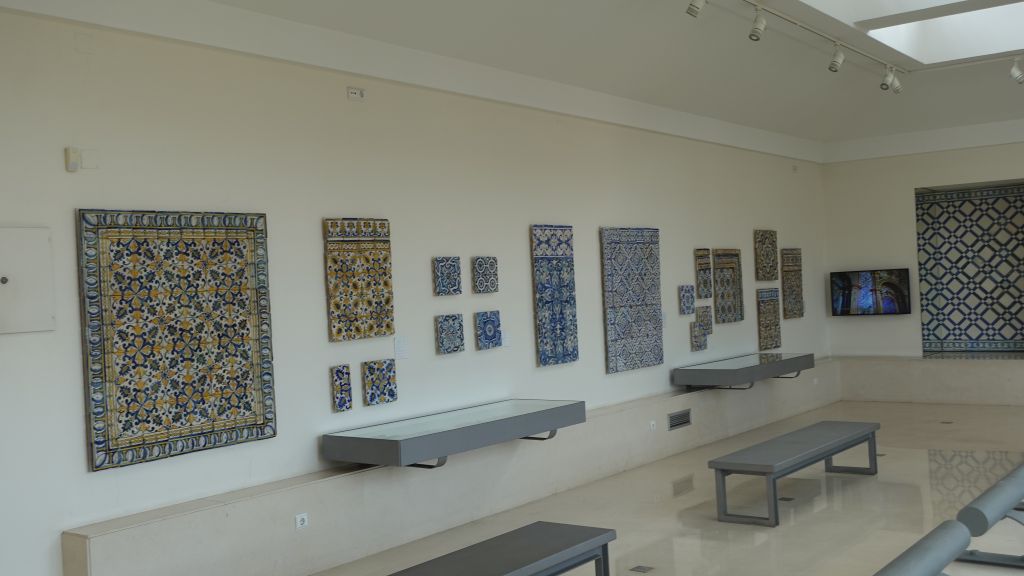 Ein buntes Sammelsurium aus der ganzen Welt - eine Wand voller Fliesendecore