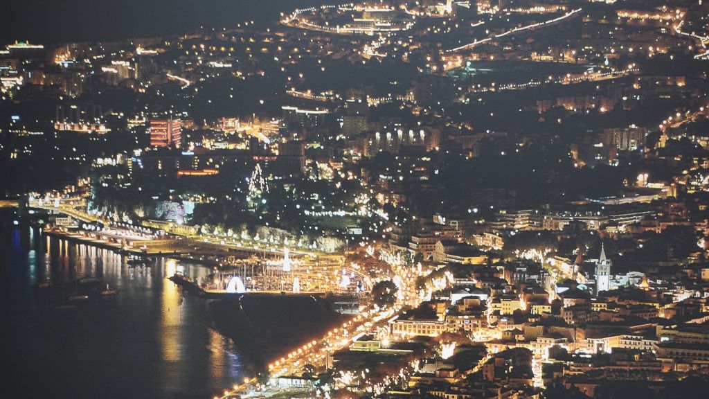 Faszination durch Elektrizität möglich - Blick von oben auf Funchal bei Nacht